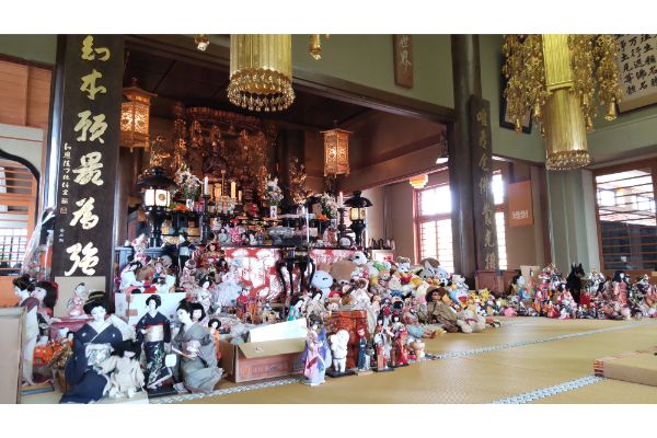 左・貞昌寺の仏前に並んだ人形供養の人形達