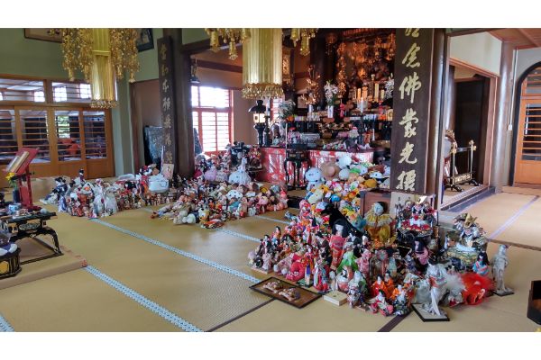 右・貞昌寺の仏前に並んだ人形供養の人形達